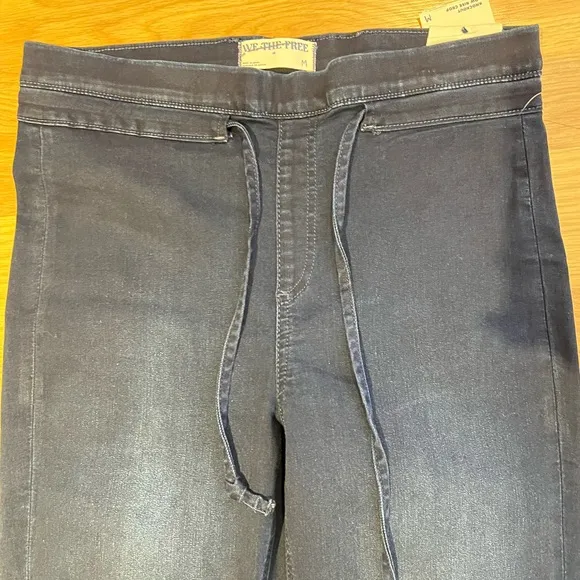 Free People, We the Free Knockout low rise/Mid Rise Crop jeans size Medium NWOT