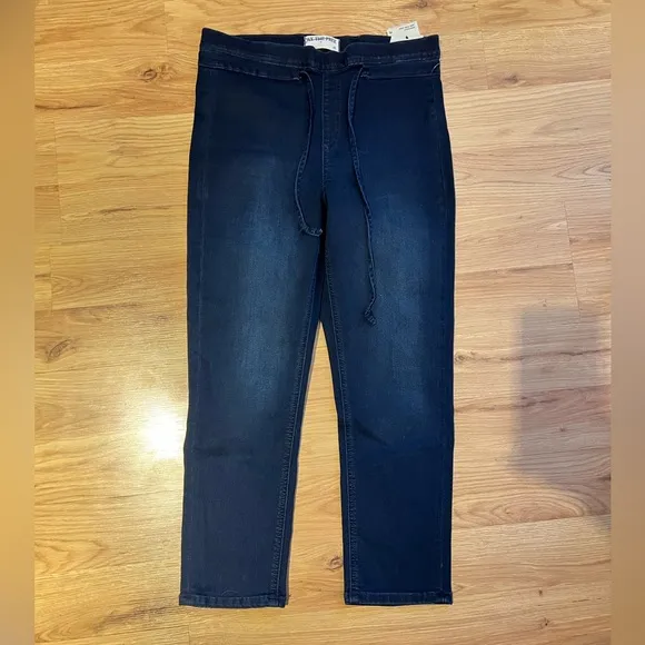 Free People, We the Free Knockout low rise/Mid Rise Crop jeans size Medium NWOT