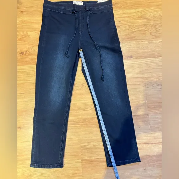 Free People, We the Free Knockout low rise/Mid Rise Crop jeans size Medium NWOT