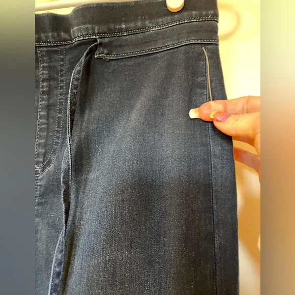 Free People, We the Free Knockout low rise/Mid Rise Crop jeans size Medium NWOT