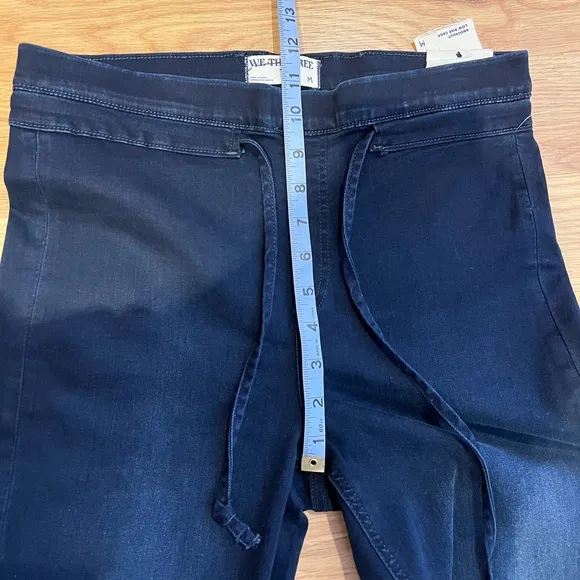 Free People, We the Free Knockout low rise/Mid Rise Crop jeans size Medium NWOT