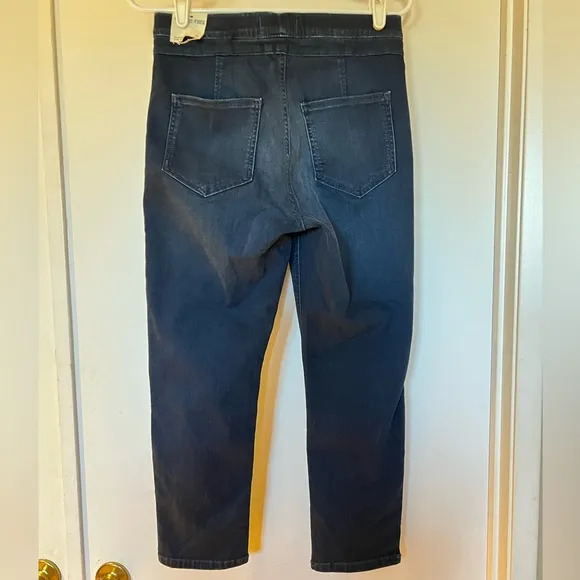Free People, We the Free Knockout low rise/Mid Rise Crop jeans size Medium NWOT