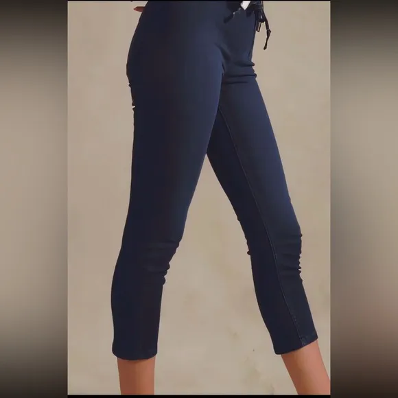 Free People, We the Free Knockout low rise/Mid Rise Crop jeans size Medium NWOT