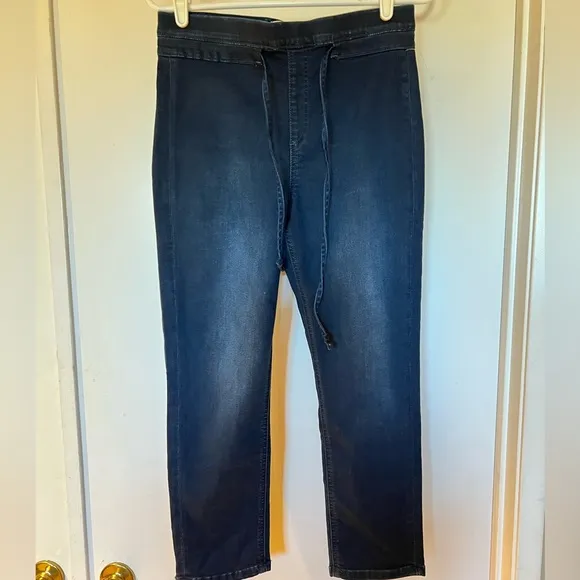 Free People, We the Free Knockout low rise/Mid Rise Crop jeans size Medium NWOT