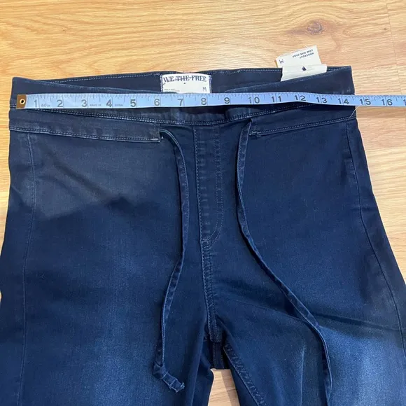 Free People, We the Free Knockout low rise/Mid Rise Crop jeans size Medium NWOT