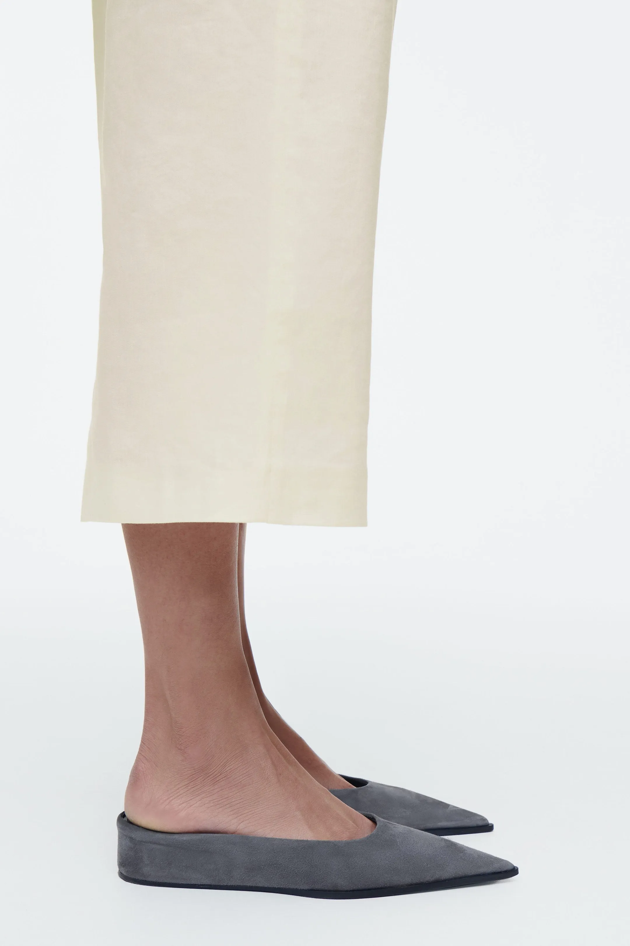Pointed suede mules