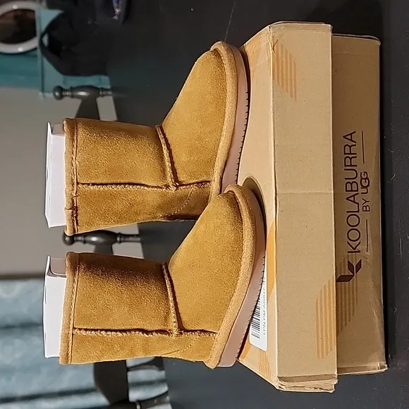 UGG Koolaberra Classic II Weather Short chestnut color boots size 6