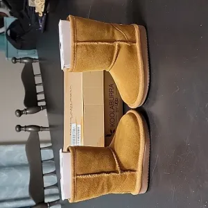 UGG Koolaberra Classic II Weather Short chestnut color boots size 6