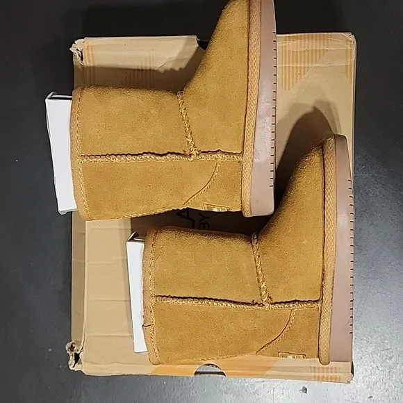 UGG Koolaberra Classic II Weather Short chestnut color boots size 6