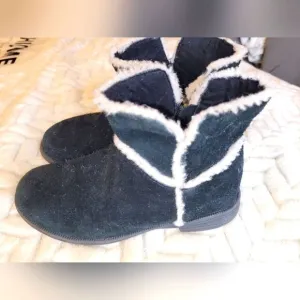 Ugg Toddlers Classic II Boot sz11, black &amp; white.