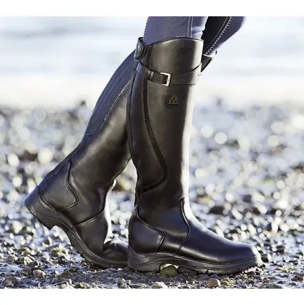 Waterproof women's outdoor boots, robust and breathable