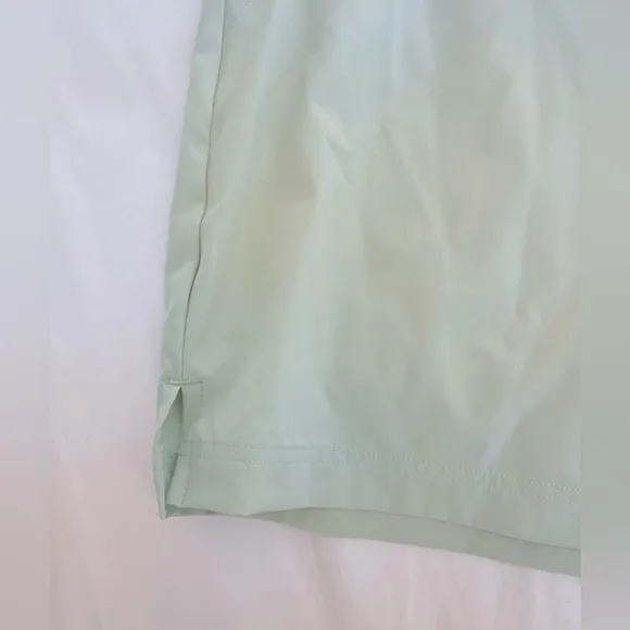 Xersion Women Train Woven 9” Shorts Leisure Green Stretch Waistband Tech Pocket