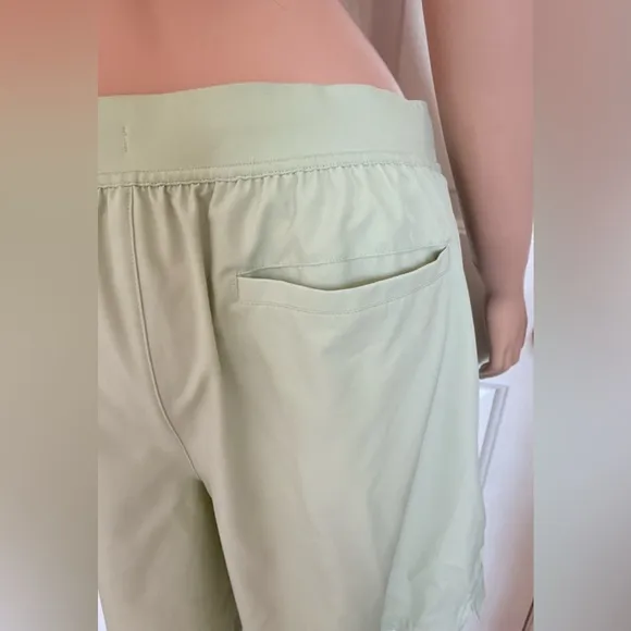 Xersion Women Train Woven 9” Shorts Leisure Green Stretch Waistband Tech Pocket