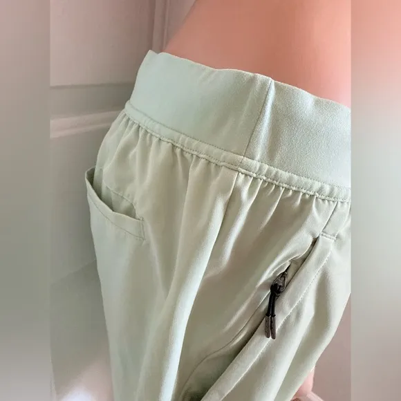 Xersion Women Train Woven 9” Shorts Leisure Green Stretch Waistband Tech Pocket