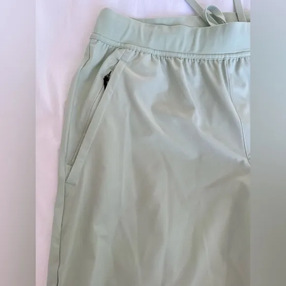 Xersion Women Train Woven 9” Shorts Leisure Green Stretch Waistband Tech Pocket
