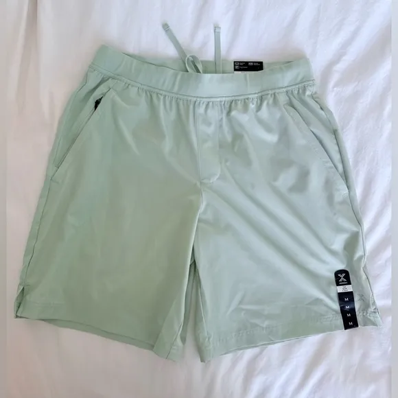 Xersion Women Train Woven 9” Shorts Leisure Green Stretch Waistband Tech Pocket
