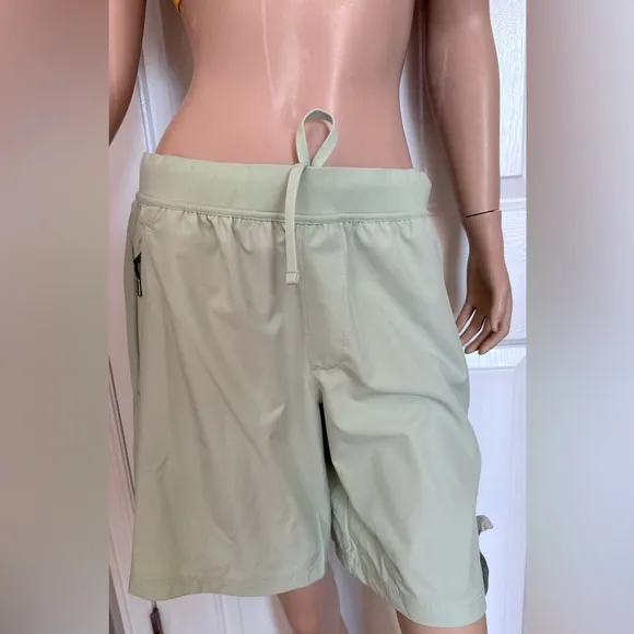 Xersion Women Train Woven 9” Shorts Leisure Green Stretch Waistband Tech Pocket