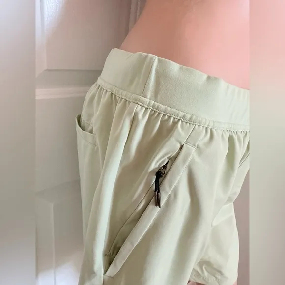 Xersion Women Train Woven 9” Shorts Leisure Green Stretch Waistband Tech Pocket