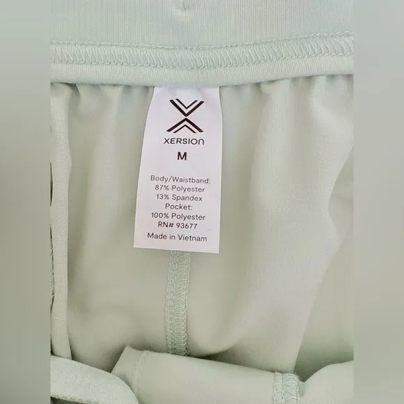 Xersion Women Train Woven 9” Shorts Leisure Green Stretch Waistband Tech Pocket
