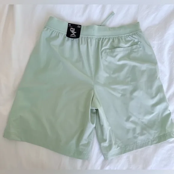 Xersion Women Train Woven 9” Shorts Leisure Green Stretch Waistband Tech Pocket