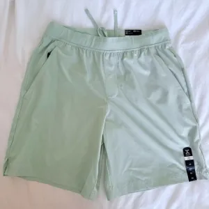 Xersion Women Train Woven 9” Shorts Leisure Green Stretch Waistband Tech Pocket