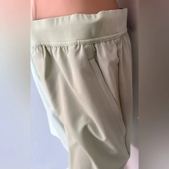 Xersion Women Train Woven 9” Shorts Leisure Green Stretch Waistband Tech Pocket