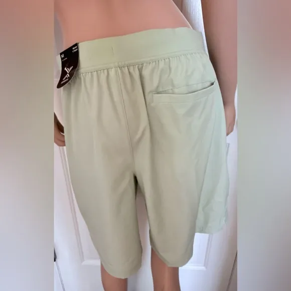 Xersion Women Train Woven 9” Shorts Leisure Green Stretch Waistband Tech Pocket